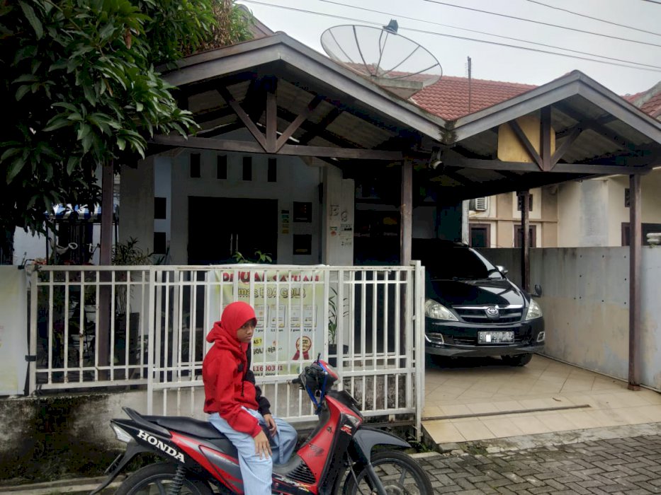 rumah cantik, jalan Puskesmas 2 .sebelah mesjid khusus muslim