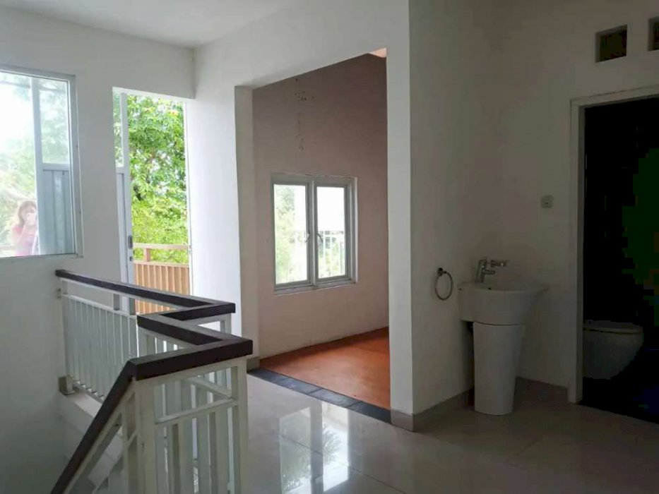 Rumah minimalis lantai 2 di gatot subroto