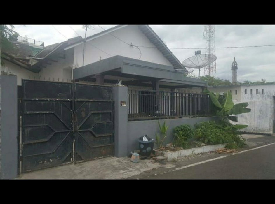 Rumah Area Kampus UNISMA Di Jalan Tata Surya Kota Malang