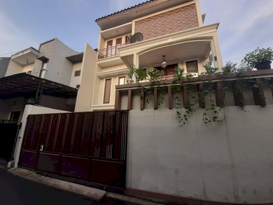 Rumah Lokasi Super Strategis di Tanjung Barat Jakarta Selatan