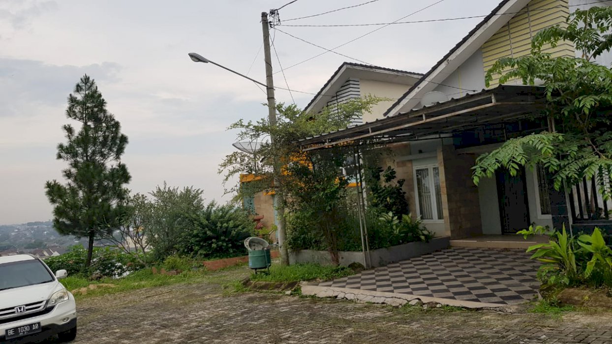 dijual rumah nyaman atas bukit
