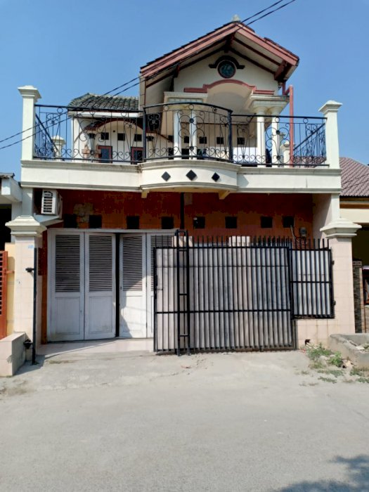 Rumah Dua Lantai Dekat Kota