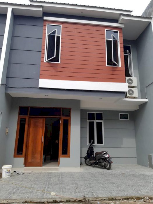 Town House Bandar Setia, Pinggir jalan besar . harga murah dan bermutu. Nikmati.