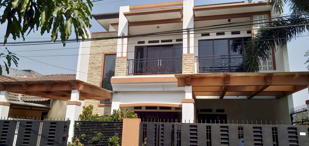 Rumah terawat Komplk Griya Cempaka Arum 2 lantai harga 1,45 Miliar