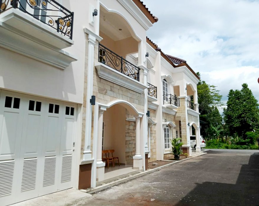 RUMAH MEWAH 2LANTAI WIYORO BATURETNO BANGUNTAPAN BANTUL