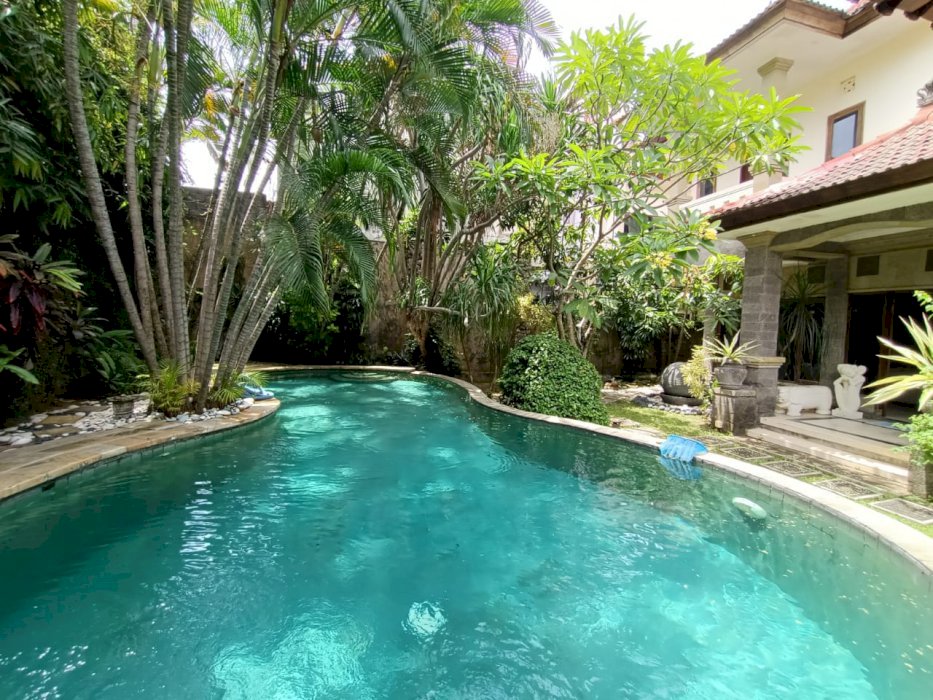 Villa dengan taman yg luas full furnished