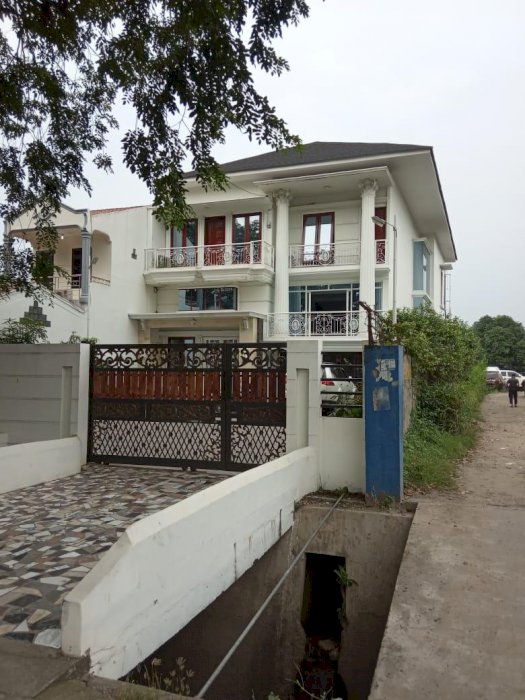 Rumah mewah ada kolam renang dan berada di pinggir jalan pasar merah