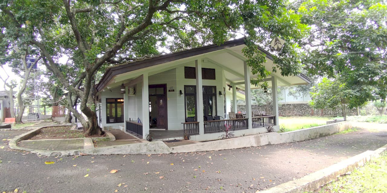 Dijual rumah asri dengan halaman luas dikelilingi berbagai pohon buah