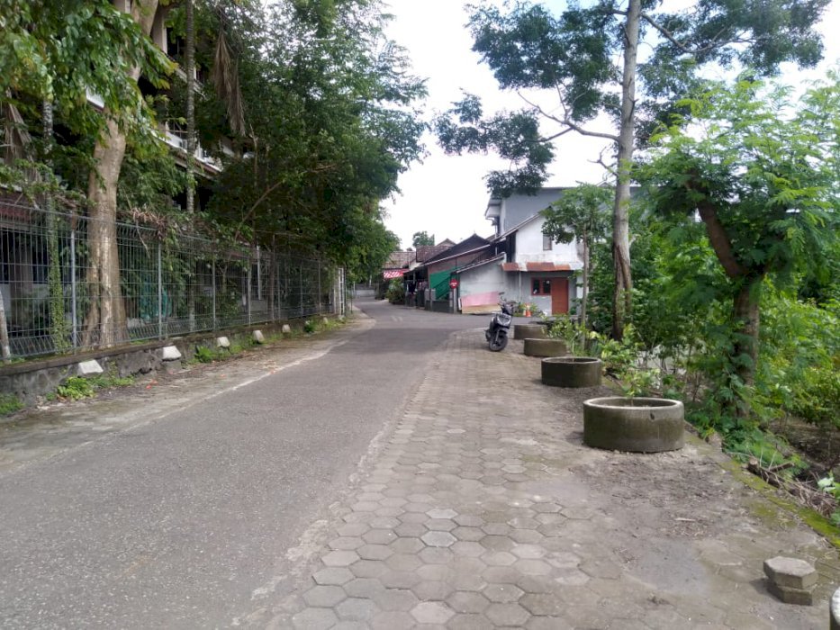 PEKARANGAN KOMERSIL SAMPING KAMPUS SADA.MAGUWOHARJO DEPOK SLEMAN