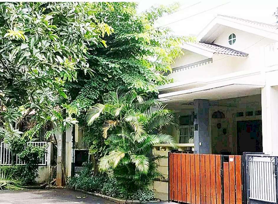 Rumah lama terawat di Bintaro Jaya Sektor 9.