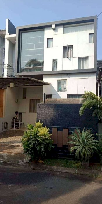 Rumah secondary cantik dalam perumahan dekat Swalayan Tip Top Ciputat.