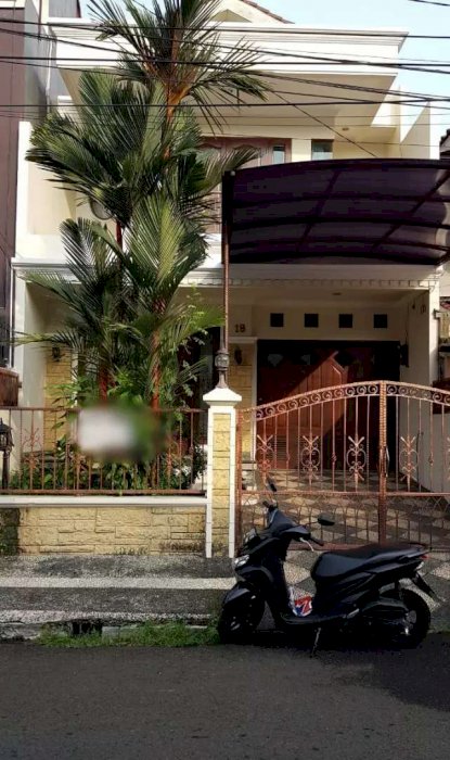 Rumah semi Classic dgn sinar matahari pagi di Pondok Indah Jaksel