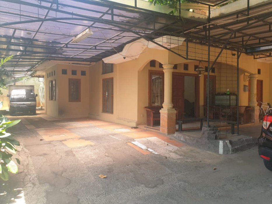 Rumah 3 lantai halaman luas di johar baru,