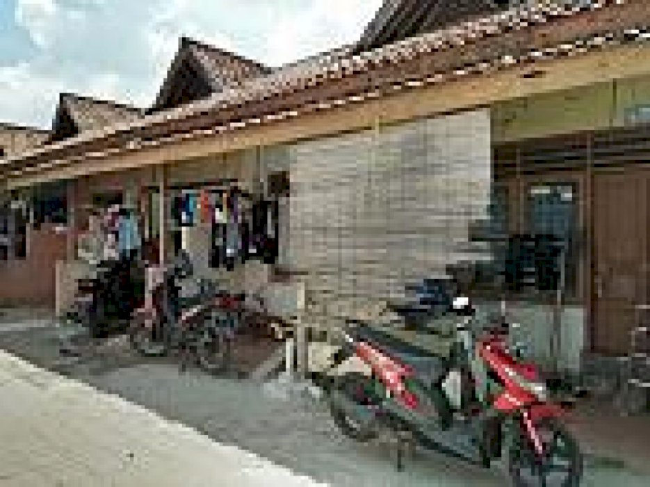 kontrakan 10 pintu seberang lapangan terbang pondok,