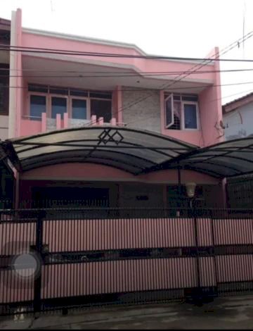 Rumah secondary terawat dalam komplek di Kedoya Kebon Jeruk Jakbar.