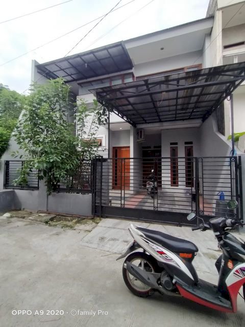 Rumah baru renovasi dalam komplek di Meruya Utara Kembangan Jakarta Barat.