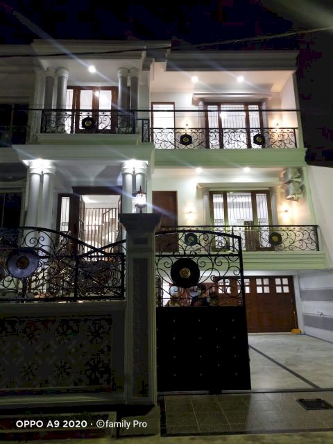 Rumah baru desain mewah Classic dgn private pool di Jl. Adam Malik Kreo