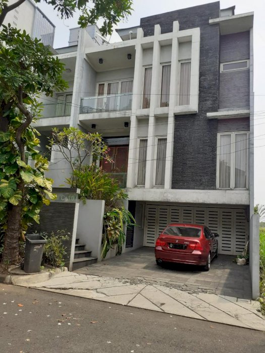Rumah fully furnished 3 lantai + rooftop di Pondok Indah Jaksel.
