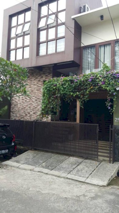 Rumah fully furnished di Pondok Pinang cuma selangkah ke Pondok Indah.