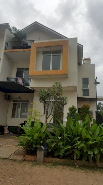 Rumah cluster 2,5 lantai semi-furnished dekat Swalayan Tip Top Ciputat.