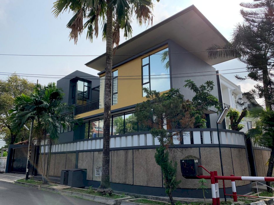 Rumah secondary posisi Hoek area nempel dgn Pondok Indah.