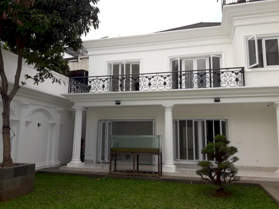 Rumah baru mewah desain Classic dekat Bintaro jaya sektor 2.