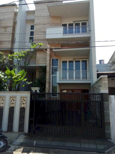 Rumah baru asri area Simprug dekat ITC Permata Hijau.