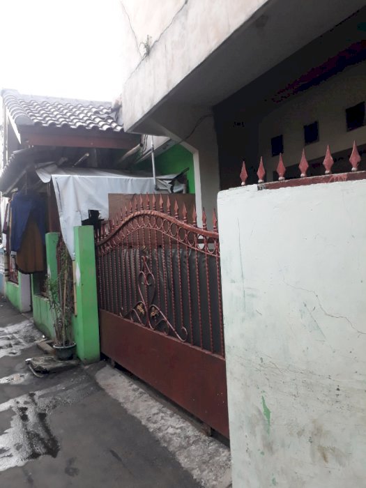 Dijual 1 rumah besar dan 4 kontrakan