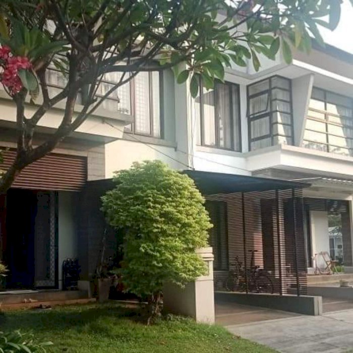 Rumah secondary bagus sekali di Emerald Bintaro sektor 9.
