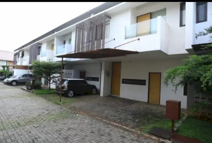 Rumah townhouse terawat posisi Hoek di area Bintaro sektor 2 Tangsel.