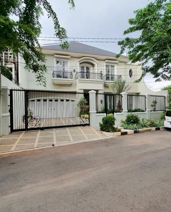 RUMAH BARU CLASSIC MODERN 3 LANTAI ADA LIFT DAN SWIMMPOOL DI TEBET BARAT