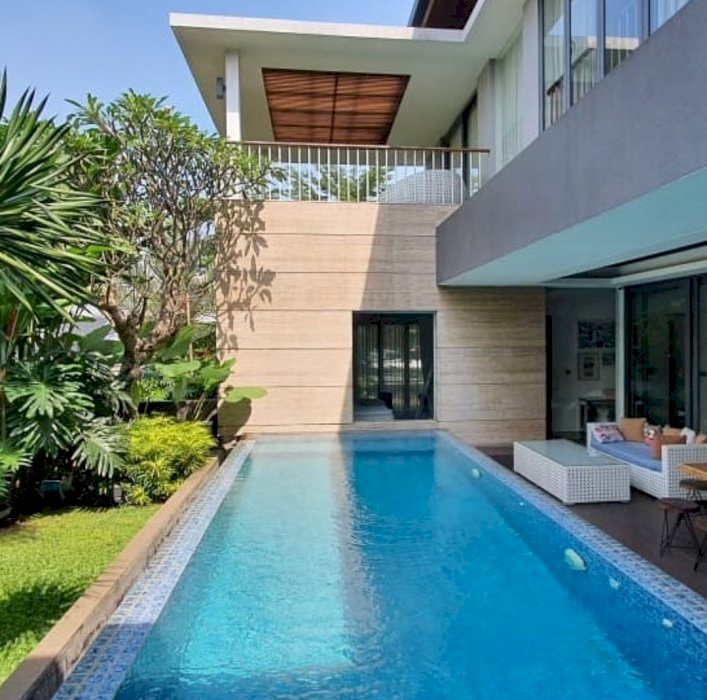 Dijual rumah mewah dengan kolam renang di mekarwangi