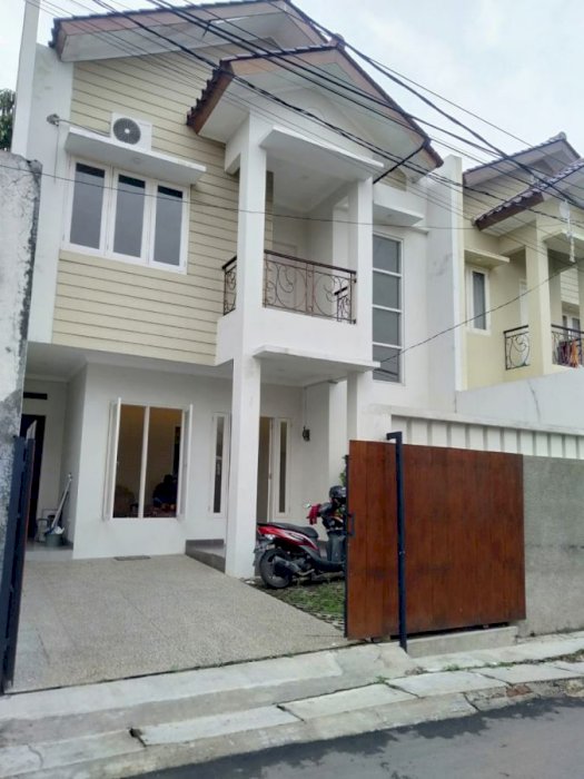 Rumah luas siap huni di ciputat.,-,