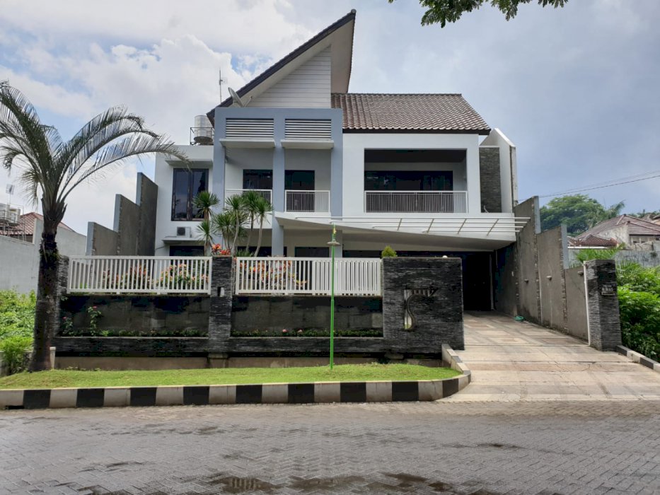Rumah elite 2 lantai Di Jalan utama