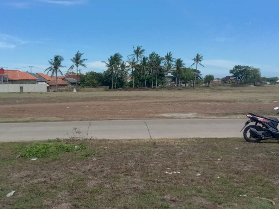 Tanah lebar strategis di Jalan raya kronjo kabupaten,