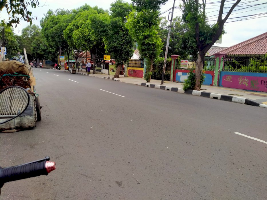 Rumah di pinggir jalan besar HJ.Naman Jakarta Timut