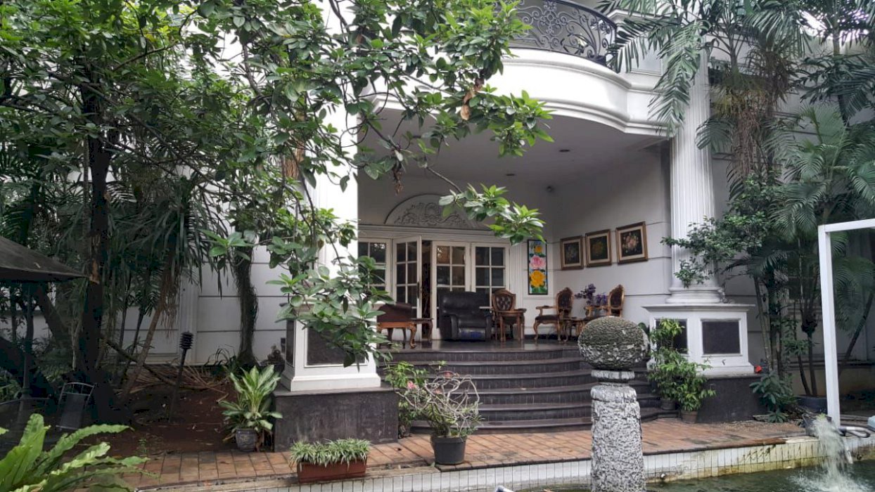 Rumah mewah posisi hook jl boulevard  hrg di bwh pasaran pondok Indah