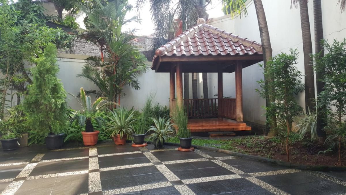 Rumah luas shm di belakang indomobil mt haryono.,