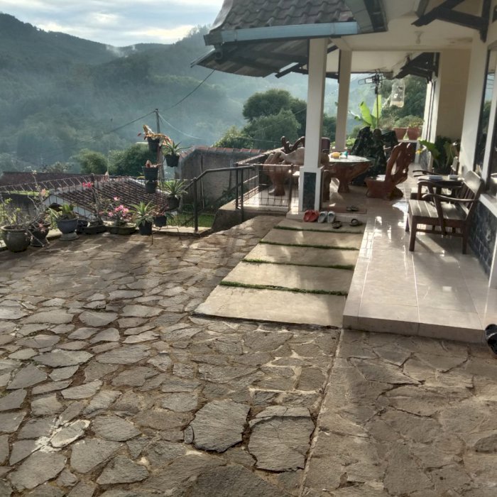 Villa dan tanah yang luas pinggir jakan