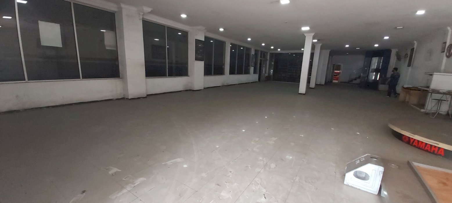 RUKO LUAS TEPI JALAN POROS DI AREA BISNIS EX SHOWROOM