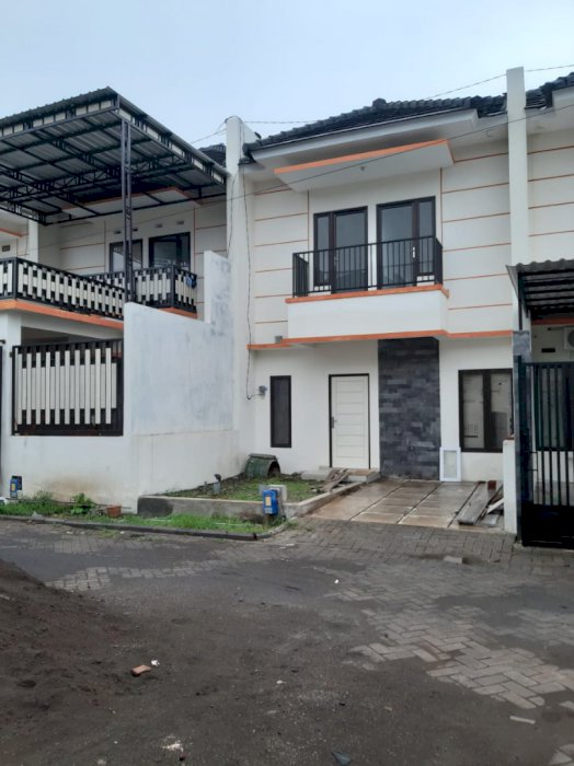 RUMAH 2 LANTAI 0 JALAN POROS UTAMA KAWASAN KAMPUS TERNAMA KOTA MALANG