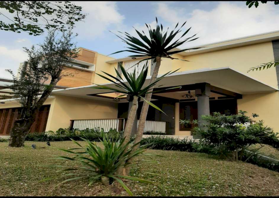 Dijual Rumah Mewah 3 Lantai Full Furnished Resort Dago Pakar Bandung