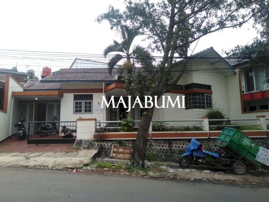 Rumah Besar Siap Pakai Dekat Pusat Kota