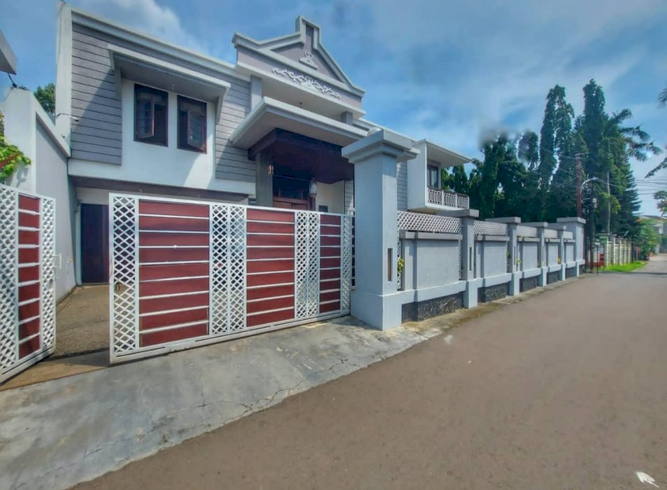 Dijual Rumah secondary Mewah dengan pool di pesanggrahan bintaro