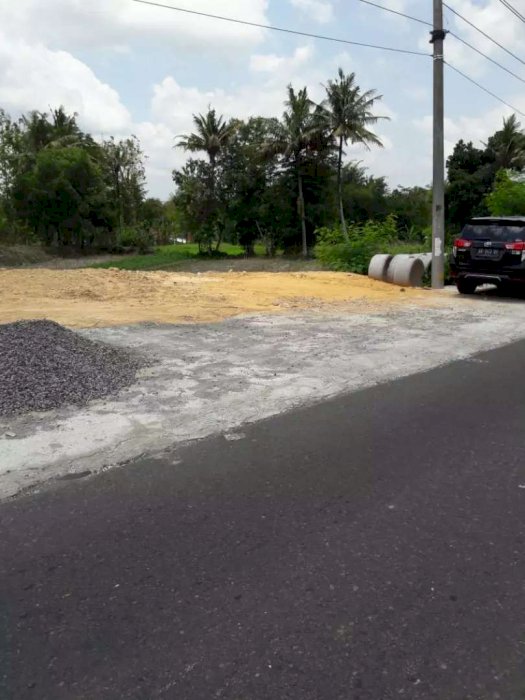 PEKARANGAN KECIL  DITEPI Jln Aspal