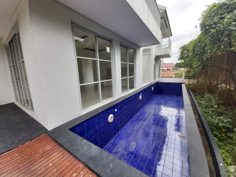 Rumah Siap Huni dengan Private pool di Cilandak Fatmawati