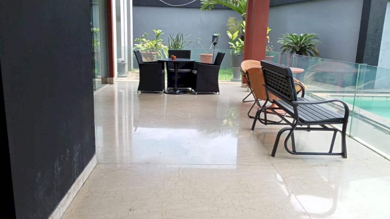 Rumah + Kolam Renang Pribadi, Cipayung, Jakarta Timur