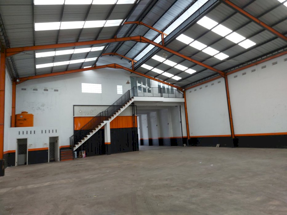 Gudang siap pakai bisa wingbox  di poros provinsi dekat pintu tol