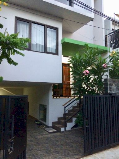 Rumah 2 lantai mewah dan kokoh di pondok kelapa Jakarta timur