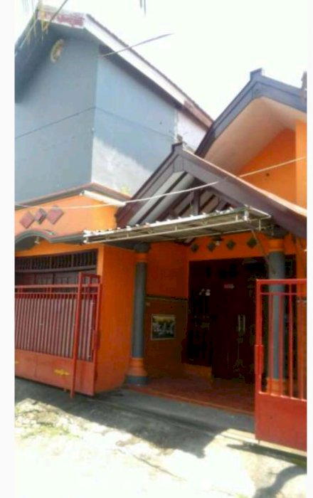 Rumah 2 lantai dengan 4 kamar tidur